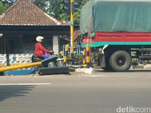 Video Truk Tabrak Tiang Traffic Light Lalu Kabur Video Truk Tabrak Tiang Traffic Light Lalu Kabur