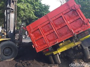 Truk Muat Pasir Terguling di Sidoarjo, Jalur ke Surabaya Sempat Lumpuh
