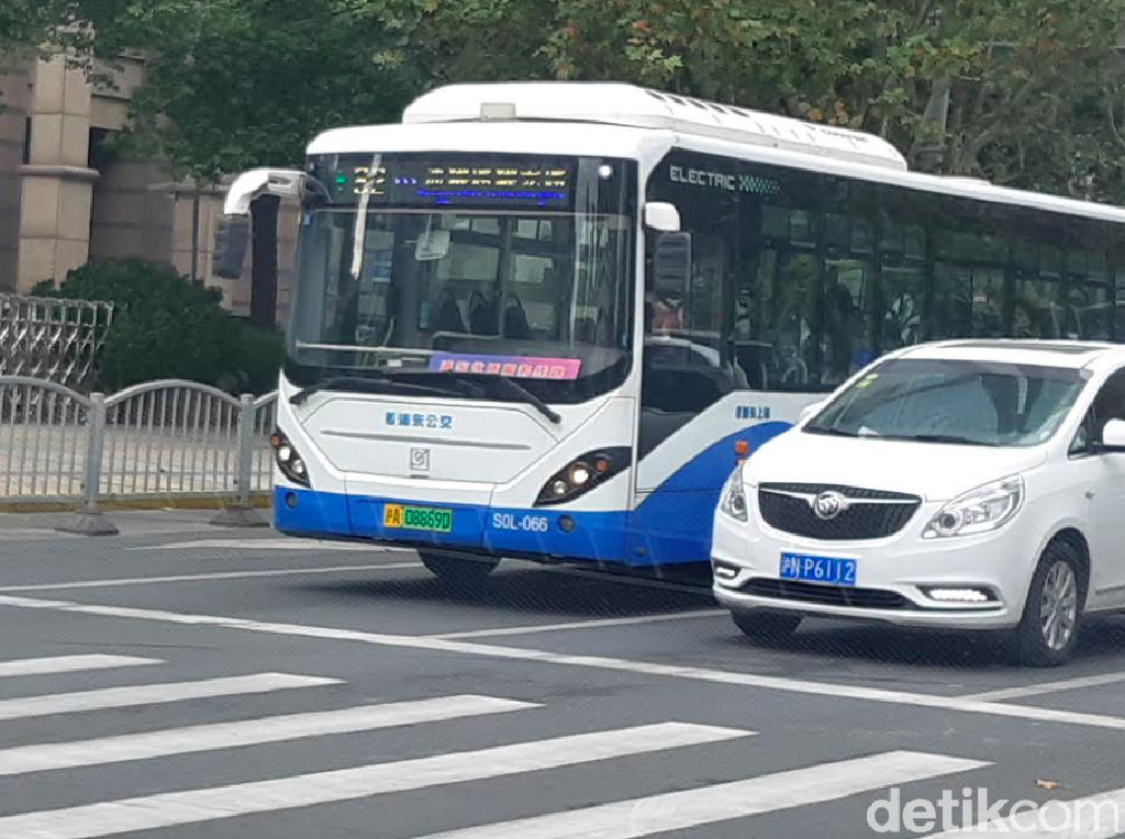 Bus Listrik yang Keliaran di Shanghai Bus Listrik yang Keliaran di Shanghai