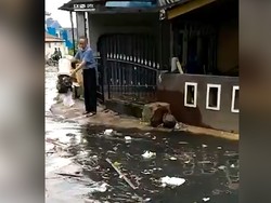 Heboh! Warga Keciduk Buang Sampah saat Banjir