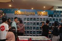Pameran foto rontgen paru-paru vaper di Surabaya.