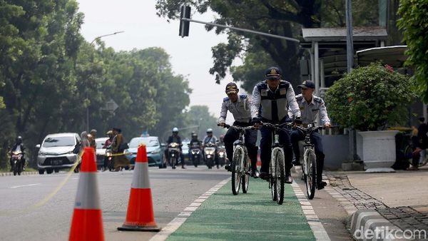 Hati-hati! Kendaraan yang Terobos Jalur Sepeda Akan Ditilang Polisi