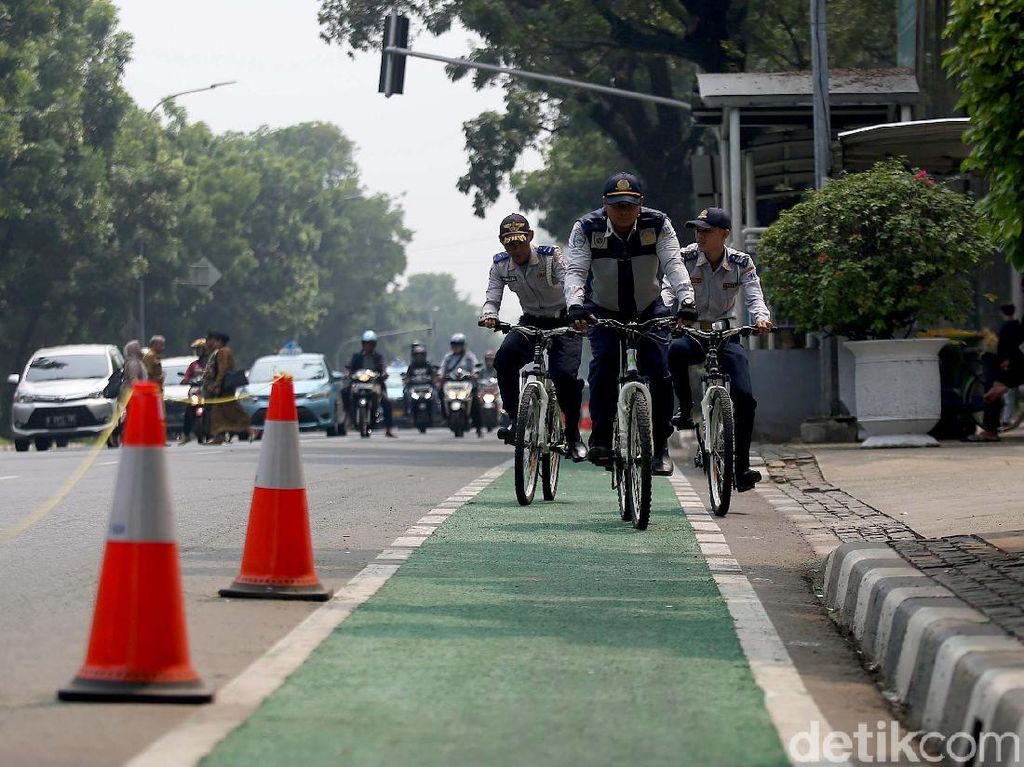 Hati-hati! Kendaraan yang Terobos Jalur Sepeda Akan Ditilang Polisi Hati-hati! Kendaraan yang Terobos Jalur Sepeda Akan Ditilang Polisi