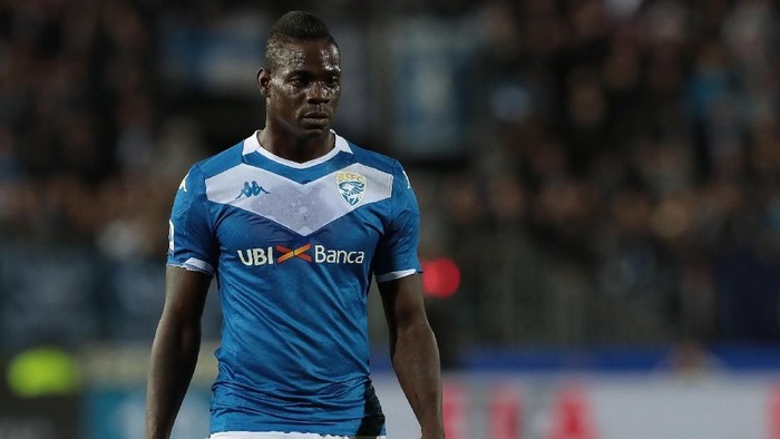 BRESCIA, ITALY - OCTOBER 21:  Mario Balotelli of Brescia Calcio looks on during the Serie A match between Brescia Calcio and ACF Fiorentina at Stadio Mario Rigamonti on October 21, 2019 in Brescia, Italy.  (Photo by Emilio Andreoli/Getty Images)