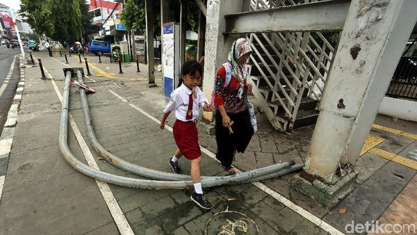 Tiang PJU Halangi Jalur Pejalan Kaki di Kampung Melayu