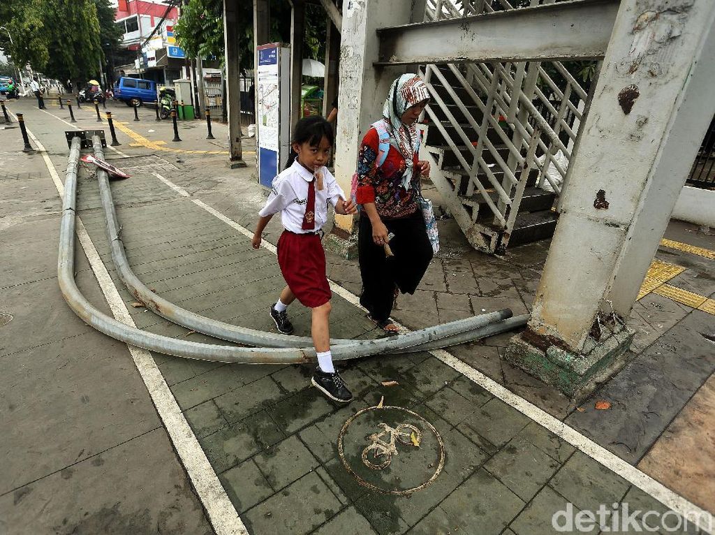 Tiang PJU Halangi Jalur Pejalan Kaki di Kampung Melayu Tiang PJU Halangi Jalur Pejalan Kaki di Kampung Melayu