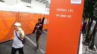 Sejumlah suporter Indonesia nampak bersiap memasuki Rizal Memorial Stadium, Manila, untuk menyaksikan laga perdana SEA Games 2019 Filipina cabang sepakbola antara Indonesia melawan Thailand, Selasa (26/11/2019).