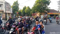 Para suporter membanjiri jalanan sejak perbatasan Kota bagian utara hingga menuju Kantor Sekretariat Persik Kediri.
