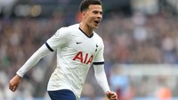 Bersama manajer anyar Tottenham Hotspur, Jose Mourinho, Dele Alli tampil apik. Ia mencetak satu gol, saat The Lilywhites menang 3-2 atas West Ham United akhir pekan lalu. (Foto: Stephen Pond/Getty Images)