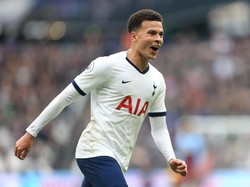 Bersama manajer anyar Tottenham Hotspur, Jose Mourinho, Dele Alli tampil apik. Ia mencetak satu gol, saat The Lilywhites menang 3-2 atas West Ham United akhir pekan lalu. (Foto: Stephen Pond/Getty Images)