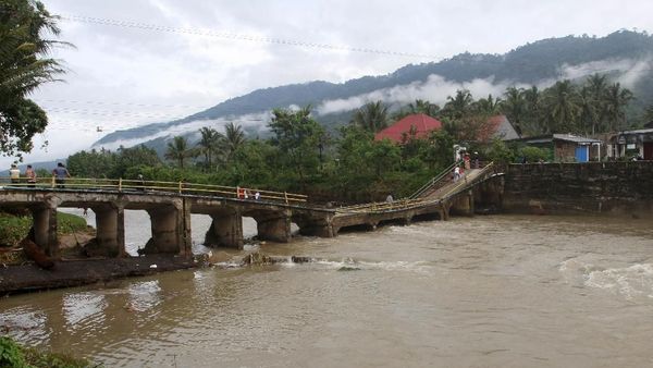 Duh! Jembatan di Solok Selatan Ambruk Diterjang Banjir