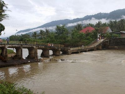 Duh! Jembatan di Solok Selatan Ambruk Diterjang Banjir