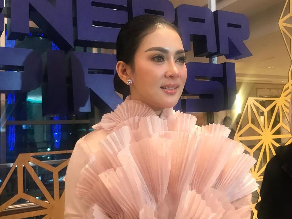 Syahrini Benar Sudah Hamil Belum, Sih? Syahrini Benar Sudah Hamil Belum, Sih?