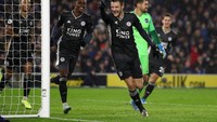 Jamie Vardy terus menjebol gawang lawan di Liga Inggris. Di pekan ke-13, striker 32 tahun itu mencetak gol ke-12 saat membantu Leicester City menekuk Brighton & Hove Albion. Pemain asal Inggris itu pun memimpin daftar pencetak gol terbanyak sejauh ini. (Foto: Bryn Lennon/Getty Images)