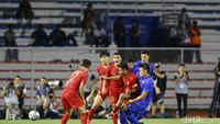 Di lima menit terakhir babak pertama, Thailand lebih dominan. Merespon hal ini Indonesia bermain lebih bertahan.