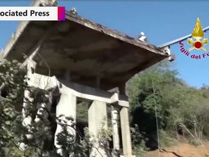 Jalan Layang di Italia Runtuh Usai Diterjang Banjir