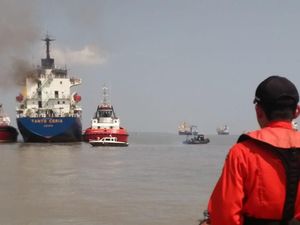 Sebuah Kapal Kargo Terbakar di Pelabuhan Tanjung Perak