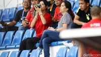 Sesekali Miyabi merias wajahnya di sela-sela menyaksikan laga Indonesia vs Thailand.