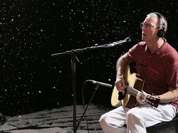 Duh! Eric Clapton Dilempar Fans Saat Manggung di Spanyol