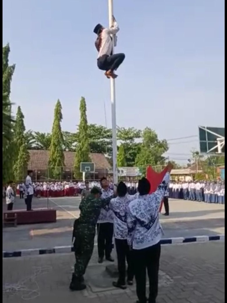 Viral, Siswa di Bojonegoro Panjat Tiang Bendera Saat Upacara Hari Guru