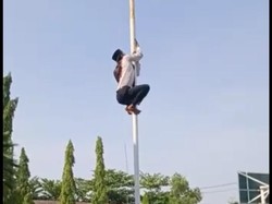 Video Viral Siswa Bojonegoro Panjat Tiang Bendera Saat Upacara Hari Guru