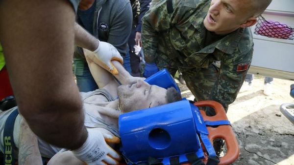 Evakuasi Korban Gempa di Albania