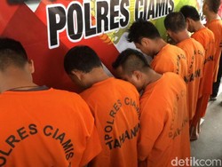 7 Warga Ditangkap Saat Asik Gelap-gelapan Main Judi di Tengah Kebun