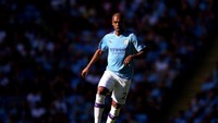 Saat mengalahkan Chelsea 2-1, Manchester City mendapat gempuran habis-habisan dari skuat Frank Lampard. Namun, lini belakang The Citizen tetap tangguh berkat keberadaan Fernandinho. Whoscored memberinya rating 7.6 tertinggi ketiga setelah Kevin De Bruyne dan Riyad Mahrez Foto: Alex Livesey/Getty Images
