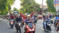 Persik Mania konvoi di jalanan Kota Kediri untuk merayakan kemenangan.