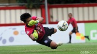 Kartika Ajie berusaha menyelamatkan gawangnya dari gempuran para pemain Bhayangkara FC.