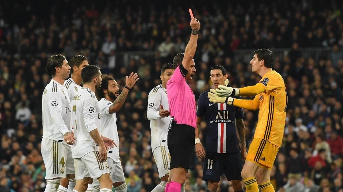 Kartu merah untuk Thibaut Courtois dicabut setelah wasit laga Real Madrid vs PSG melihat VAR (Foto: David Ramos/Getty Images)