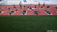 Asnawi Mangkualam dalam sesi ini cuma berada di sisi lapangan. Pemain asal PSM Makassar tersebut mengalami lecet di bagian dengkul kiri.