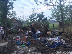 Ngerinya Hujan Disertai Angin Kencang yang Landa Mojokerto