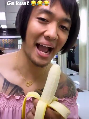Kocak, Aksi Komika Uus Tirukan Gaya Makan Pisang Vanessa Angel