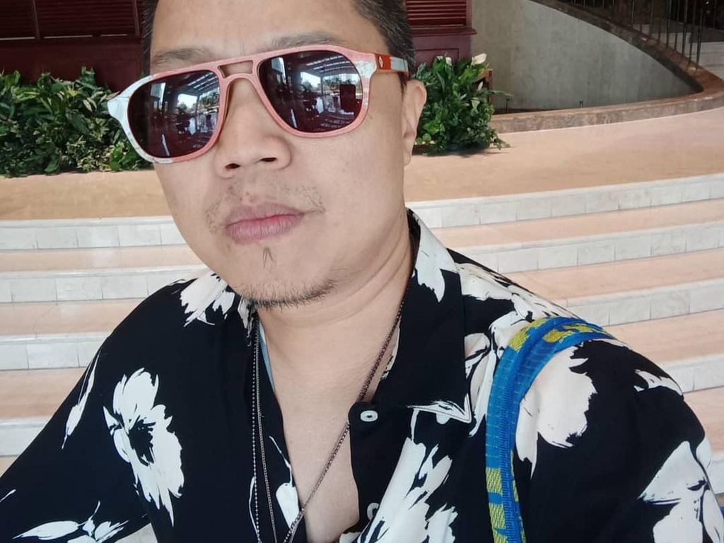 Pandemi Bikin Sandhy Sondoro Lebih Intim dengan Koleksi Gitarnya Pandemi Bikin Sandhy Sondoro Lebih Intim dengan Koleksi Gitarnya