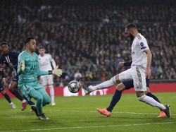 Madrid hampir mencetak gol kedua kurang dari semenit usai kickoff babak kedua. Marcelo mengirim umpan silang akurat yang diteruskan Benzema dengan sontekan dari depan gawang. Navas masih bisa menggagalkan. Manu Fernandez/AP Photo.
