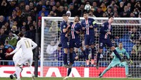 Di menit ke-87, Madrid melewatkan peluang emas untuk memenangi permainan. Umpan Kross yang disongsong Varane dengan sundulan ke arah gawang masih melebar. Di masa injury time Madrid kembali mendapat peluang emas lewat tendangan bebas Bale yang didapat usai pelanggaran terhadap Modric. Namun lagi-lagi bola belum mampu merobek gawang PSG. Skor berakhir imbang 2-2. Hasil ini memastikan kelolosan Madrid ke 16 besar, PSG juara grup. Manu Fernandez/AP Photo.