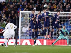 Di menit ke-87, Madrid melewatkan peluang emas untuk memenangi permainan. Umpan Kross yang disongsong Varane dengan sundulan ke arah gawang masih melebar. Di masa injury time Madrid kembali mendapat peluang emas lewat tendangan bebas Bale yang didapat usai pelanggaran terhadap Modric. Namun lagi-lagi bola belum mampu merobek gawang PSG. Skor berakhir imbang 2-2. Hasil ini memastikan kelolosan Madrid ke 16 besar, PSG juara grup. Manu Fernandez/AP Photo.