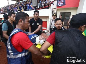 Dua Suporter Jatuh dari Tribune Usai Bhayangkara FC Vs Arema FC