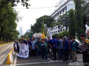 Mahasiswa Long March dari Patung Kuda ke Istana, Tuntut Kesejahteraan Guru