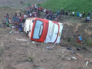 Foto-foto Kecelakaan Bus Kramat Djati di Tol Sumo