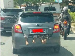Kelakuan Pengguna Mobil Negeri +62, Kaki Menjulur dari Bagasi