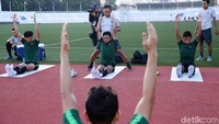 Pada malam hari nanti, tim bakal melakukan meeting untuk analisa kekuatan Singapura.