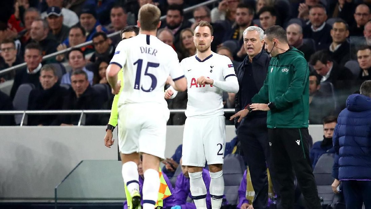 Jose Mourinho menarik keluar Eric Dier di menit ke-29 saat Tottenham Hotspur menghadapi Olympiakos (Foto: Julian Finney/Getty Images)