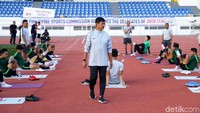 Latihan tadi kami bagi dua, ada yang main penuh dan main setengah bersama yang belum main. Tujuannya supaya nanti di turnamen ini semua kemampuan pemain bisa merata, kata Indra selepas latihan.