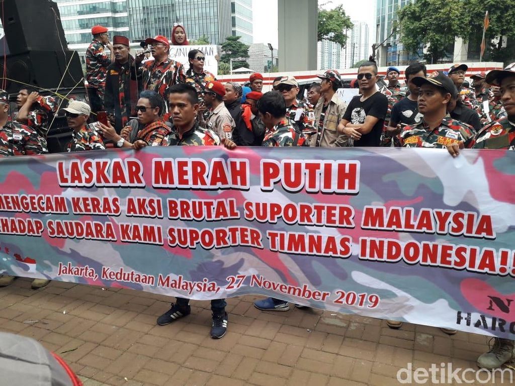 Massa Demo di Kedubes Malaysia, Kecam Aksi Pengeroyokan Suporter RI