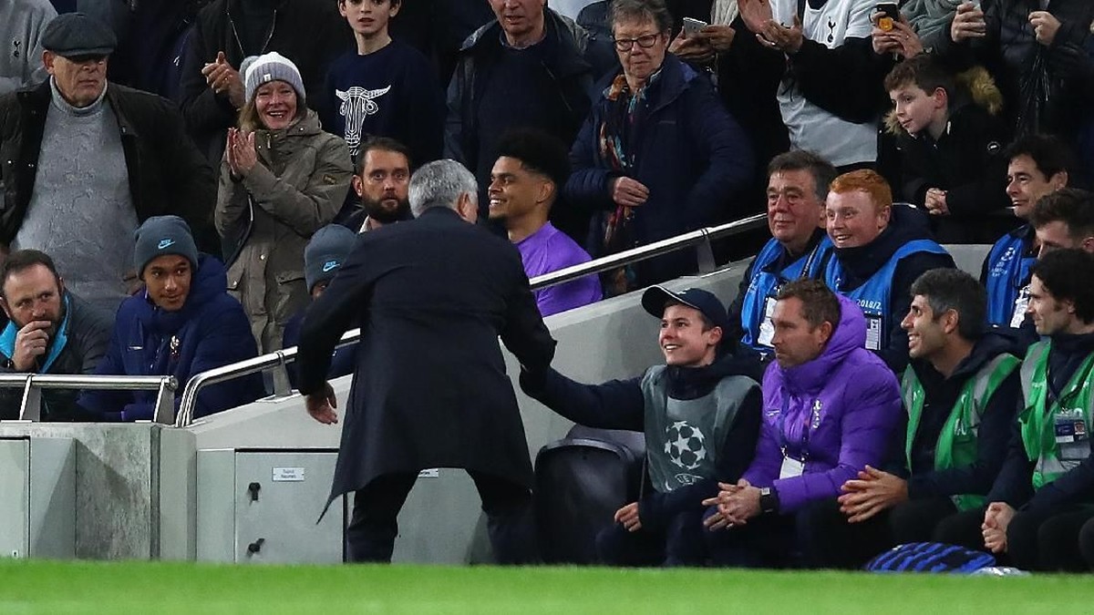 Momen Jose Mourinho menyalami ball boy yang membantu Harry Kane mencetak gol di matchday kelima Liga Champions. (Foto: Julian Finney/Getty Images)