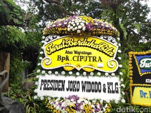 Ada Karangan Bunga Jokowi, Anies, hingga Ahok di Rumah Duka Ciputra