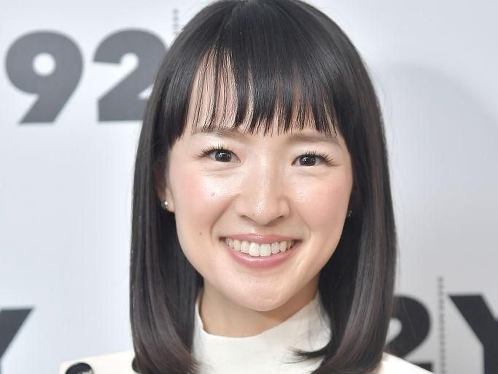 Alasan Marie Kondo Selalu Pakai Baju Putih di Acara Beres-beres Rumah Netflix Alasan Marie Kondo Selalu Pakai Baju Putih di Acara Beres-beres Rumah Netflix