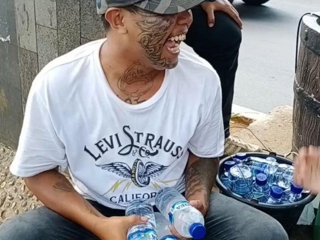 Jualan Minuman di Depok, Anak Punk Bertato Ini Jago Mengaji Jualan Minuman di Depok, Anak Punk Bertato Ini Jago Mengaji
